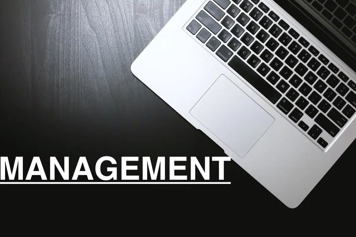 Laptop mit dem Wort „Management“ auf dem Bildschirm